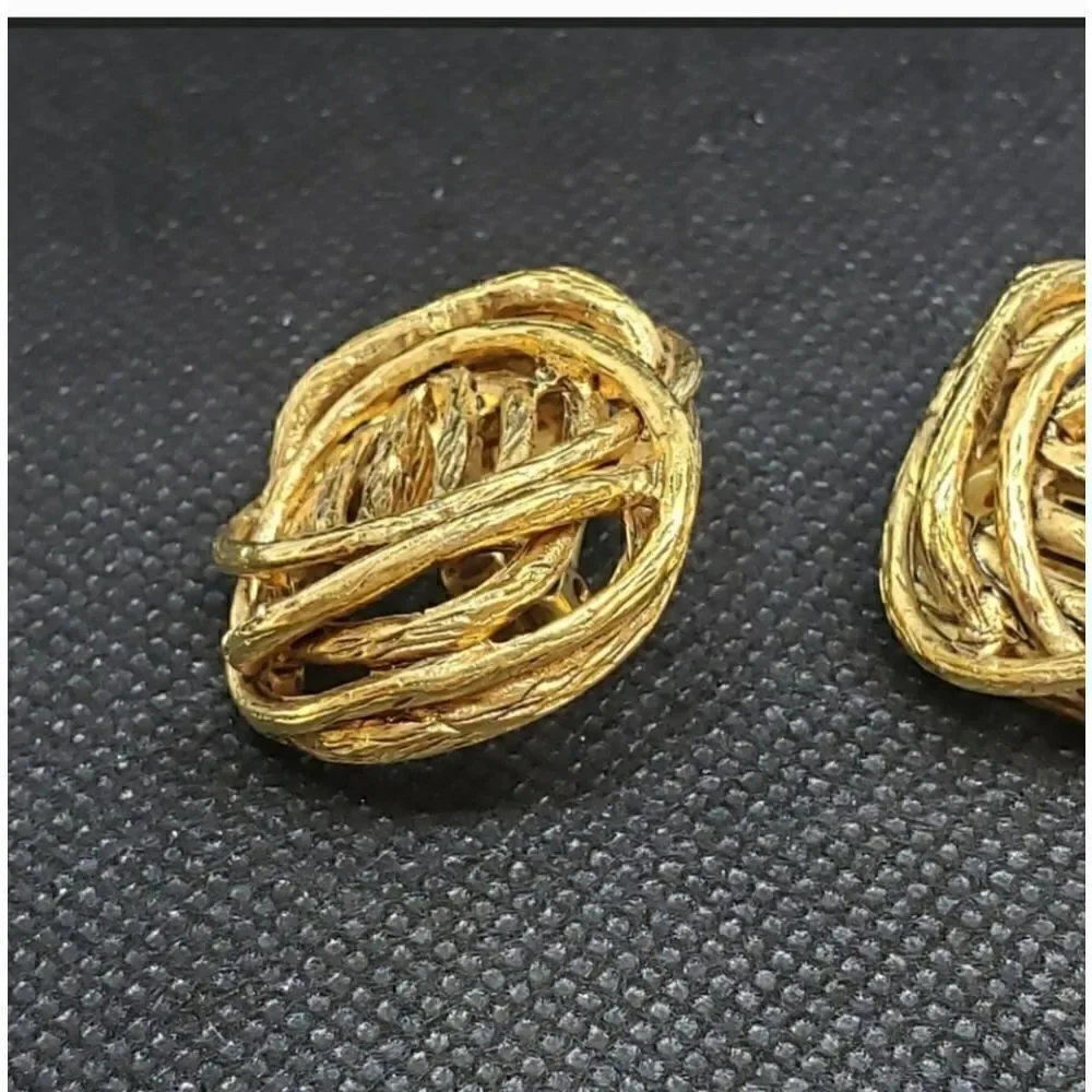 VINTAGE CLARA KASAVINA STUDIOS Goldtone Clip-on Earrings